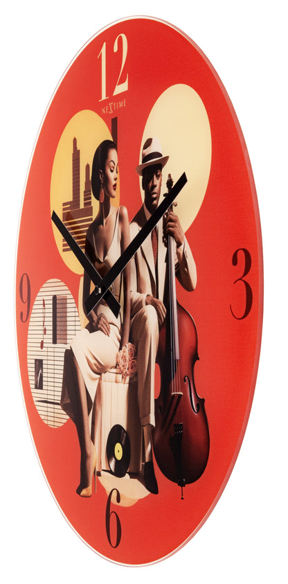 Rode wandklok met vintage jazzillustratie van een vrouw en man met cello, gouden cijfers en muzieknoten. Perfect voor een jazz- of muziekravage in de woonkamer.