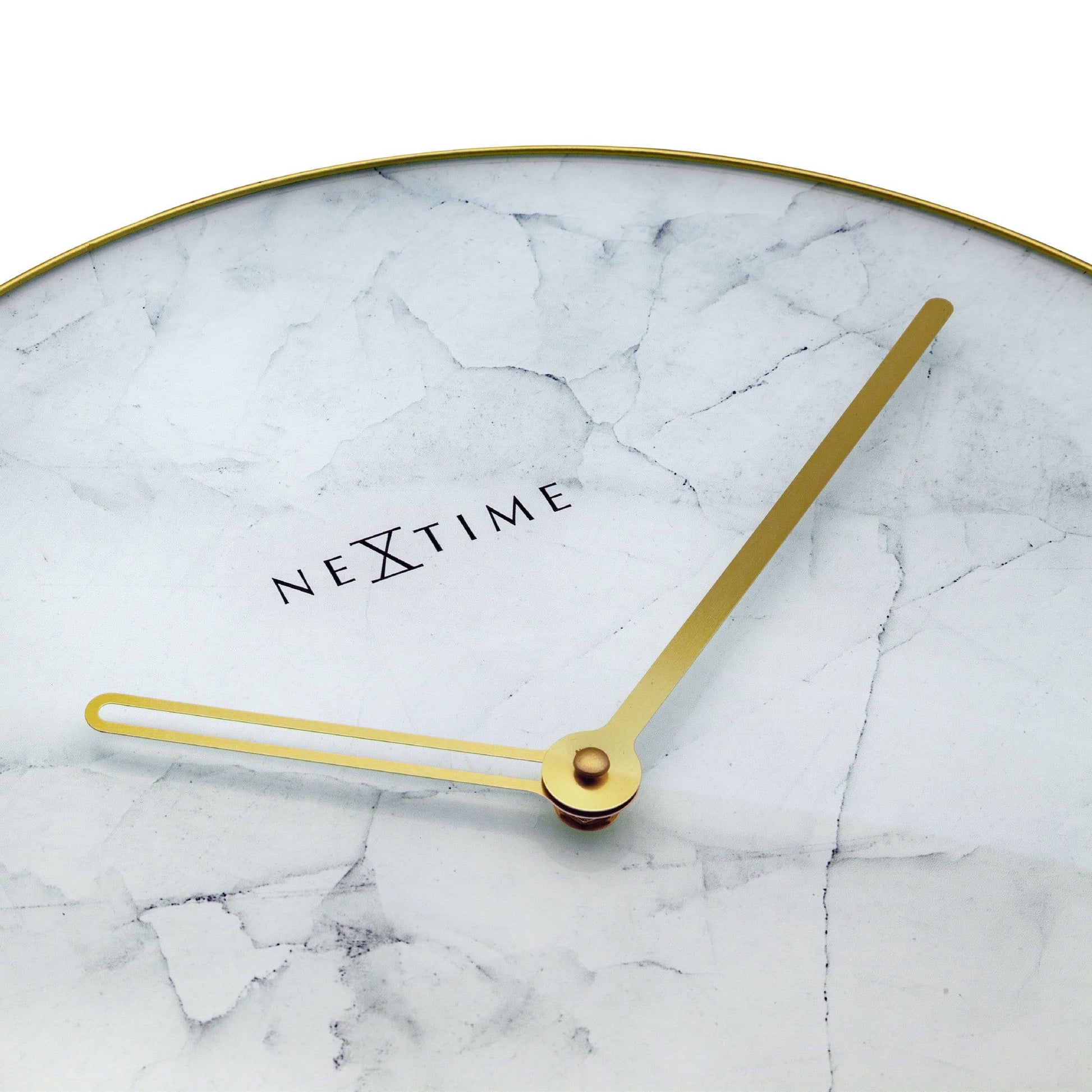 Een elegante wandklok met wit marmeren oppervlak en gouden wijzers en kader. Het merk 'NEXTIME' is zichtbaar in het midden, ideaal voor moderne interieurs en als decoratief element in woon- of kantoorruimtes.