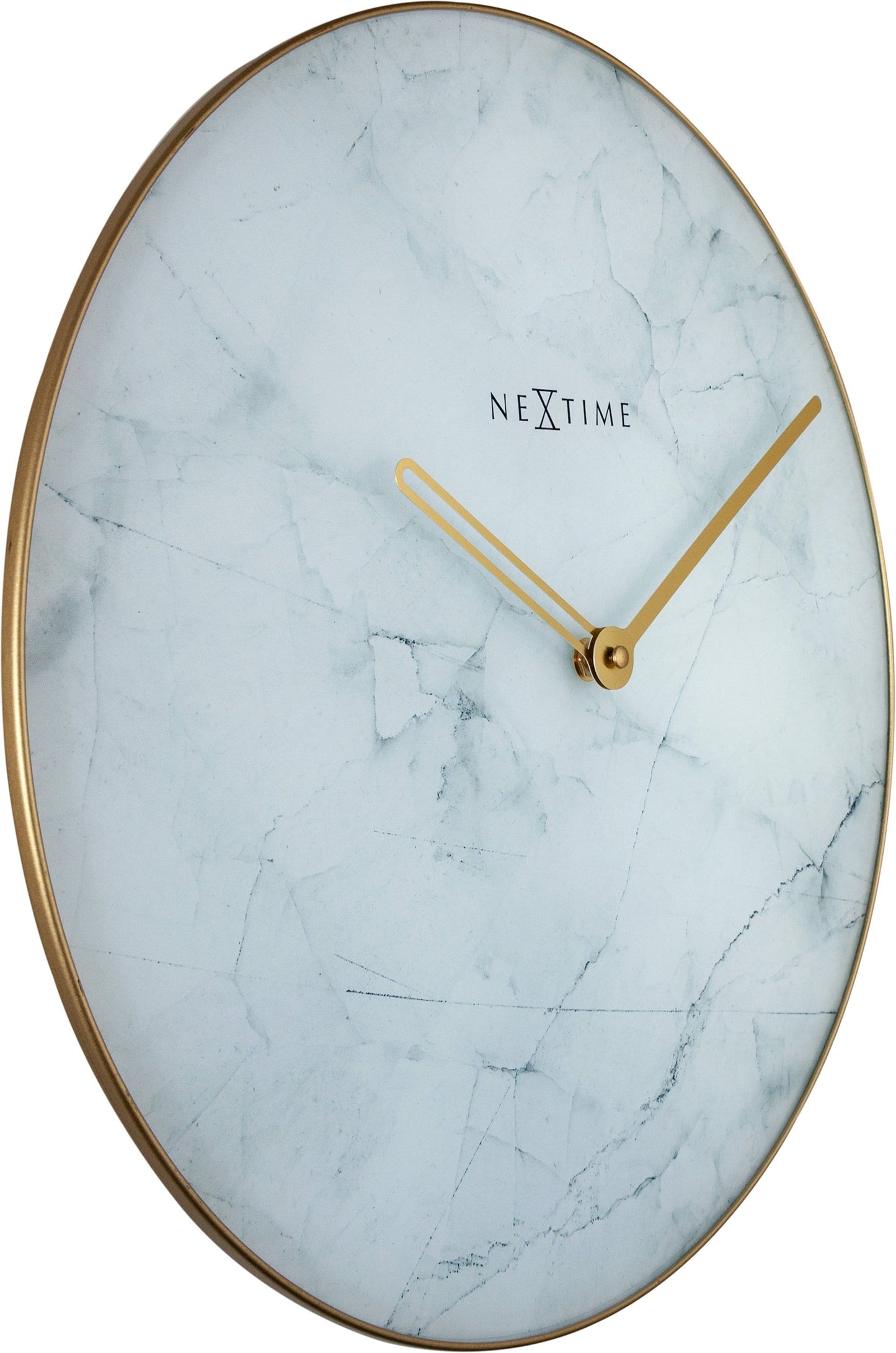 Een elegante wandklok met wit marmeren oppervlak en goudkleurige wijzers. De minimalistische klok heeft een goudkleurige rand en het merk 'NEXTIME' in het midden, perfect voor moderne interieurs.