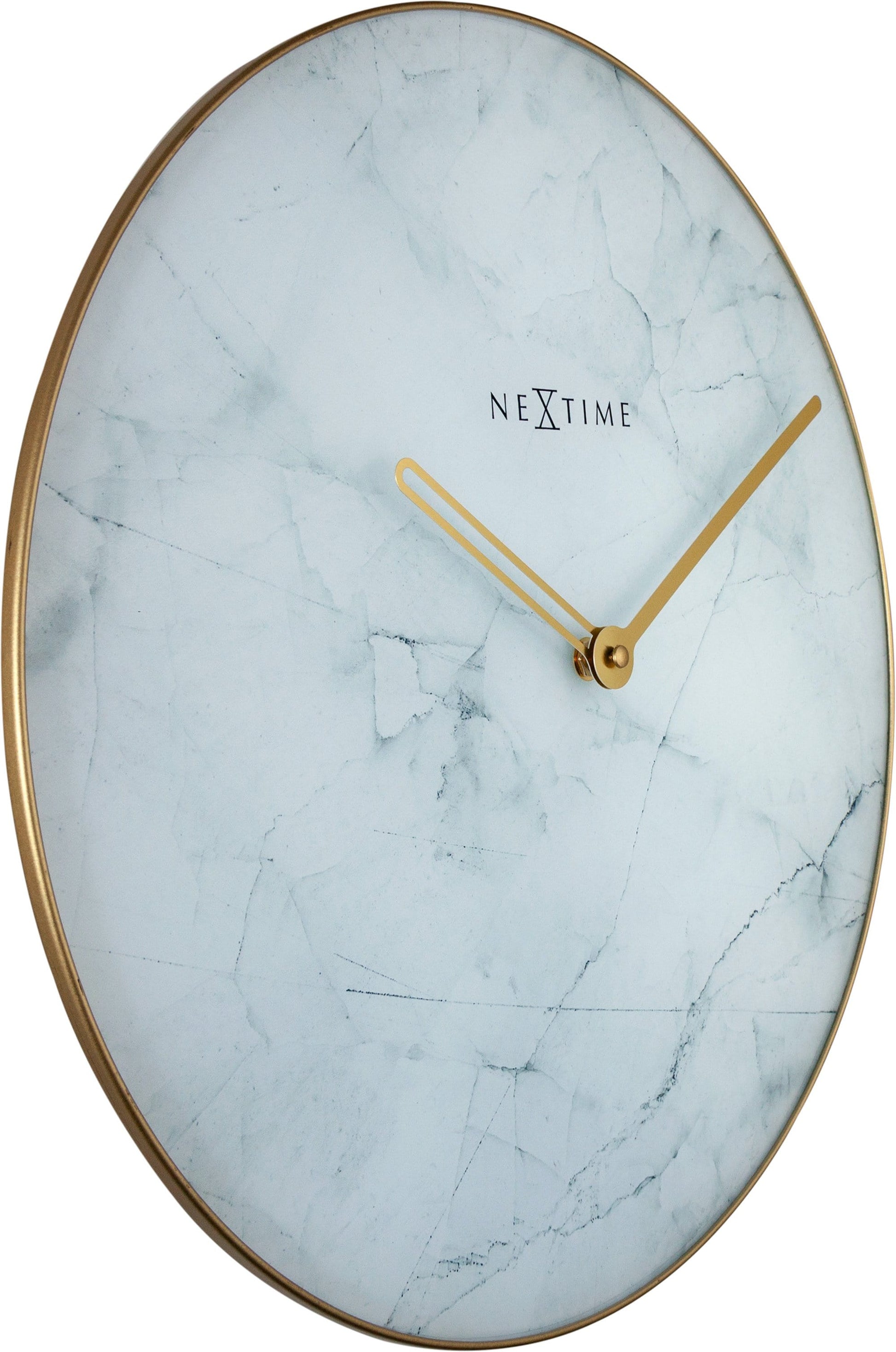 Een elegante wandklok met wit marmeren oppervlak en goudkleurige wijzers. De minimalistische klok heeft een goudkleurige rand en het merk 'NEXTIME' in het midden, perfect voor moderne interieurs.