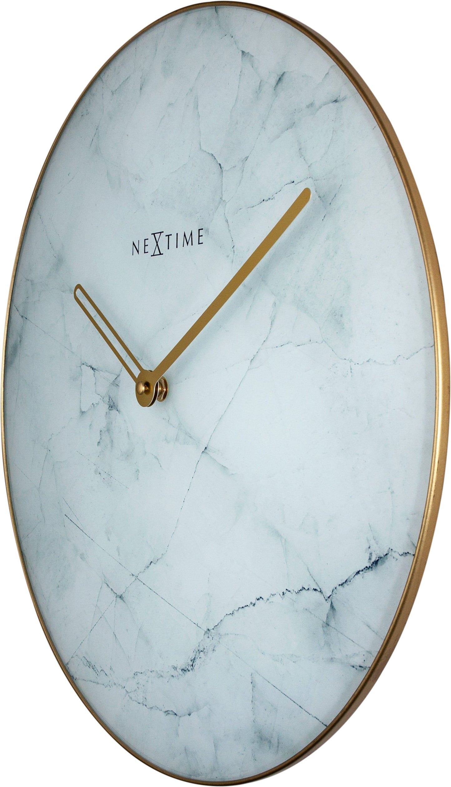 Een elegante wandklok met wit marmeren oppervlak en goudkleurige wijzers en rand. Het merk 'NEXTIME' is zichtbaar in het midden, geschikt voor moderne interieurs en als decoratief element in woon- of kantoorruimtes.