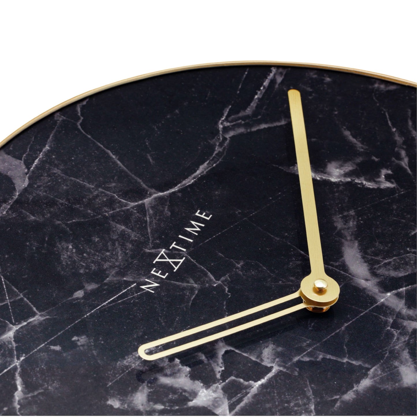 Een elegante wandklok met zwart marmeren oppervlak en goudkleurige wijzers. De minimalistische klok is ideaal voor moderne interieurs en past perfect in een woonkamer of slaapkamer.