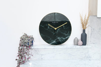 Een elegante wandklok met donker marmeren oppervlak en goudkleurige wijzers. De minimalistische klok is ideaal voor moderne interieurs en past perfect in een woonkamer of slaapkamer.