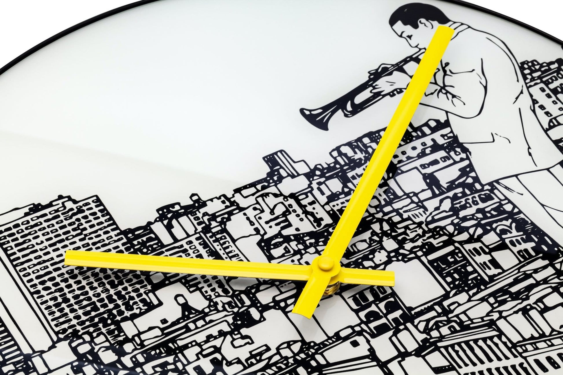 Een ronde wandklok met zwart-wit stadsillustratie en een man met trompet. Geel wijzerplaat en 'NEXTIME' merk. Perfect voor moderne interieurs of als decoratieve wandklok.