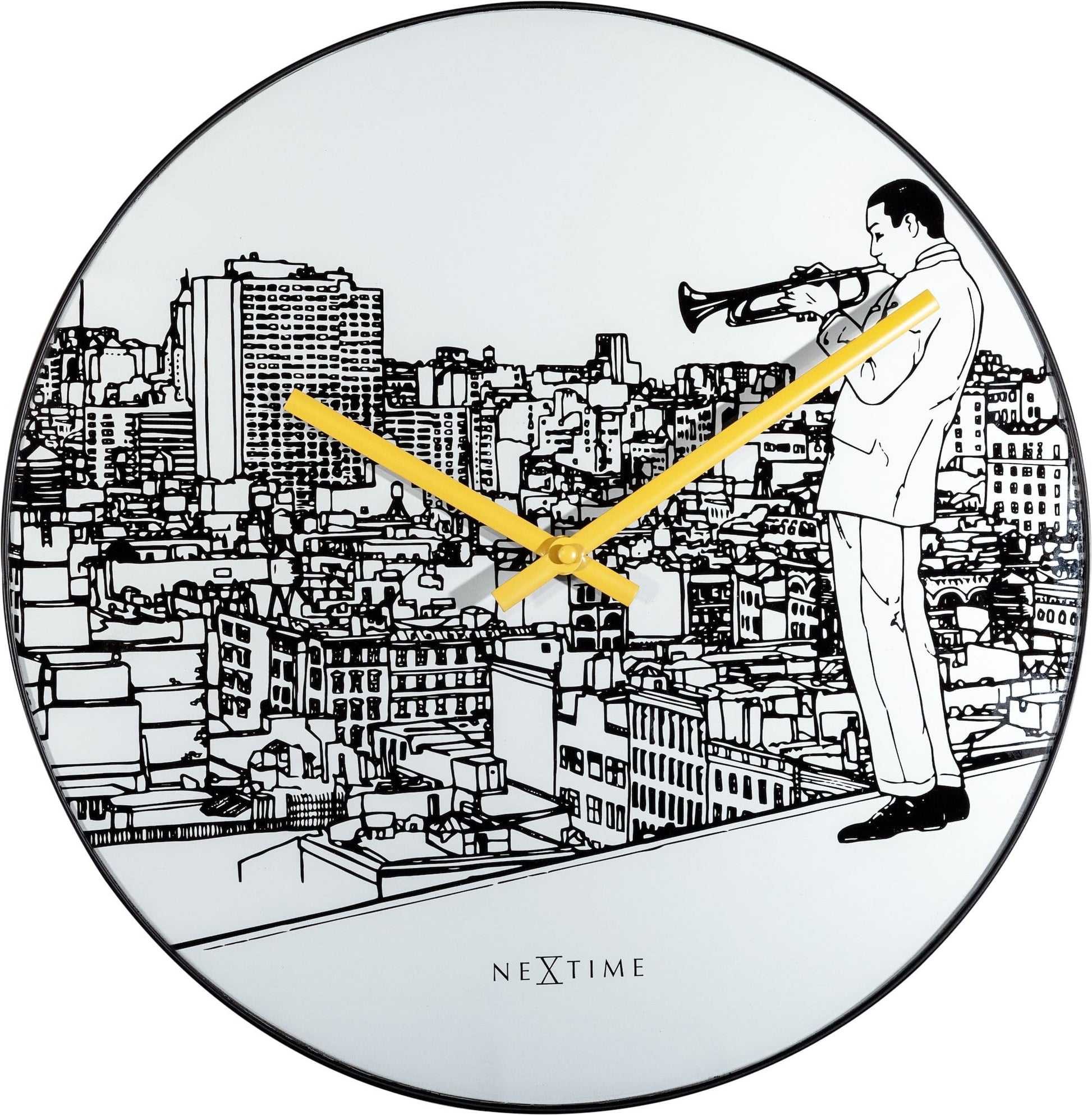 Een ronde wandklok met zwart-wit stadsillustratie en een muzikant met trompet. Geel wijzerplaat en 'NEXTIME' merk. Perfect voor woonkamer of kantoordecoratie.