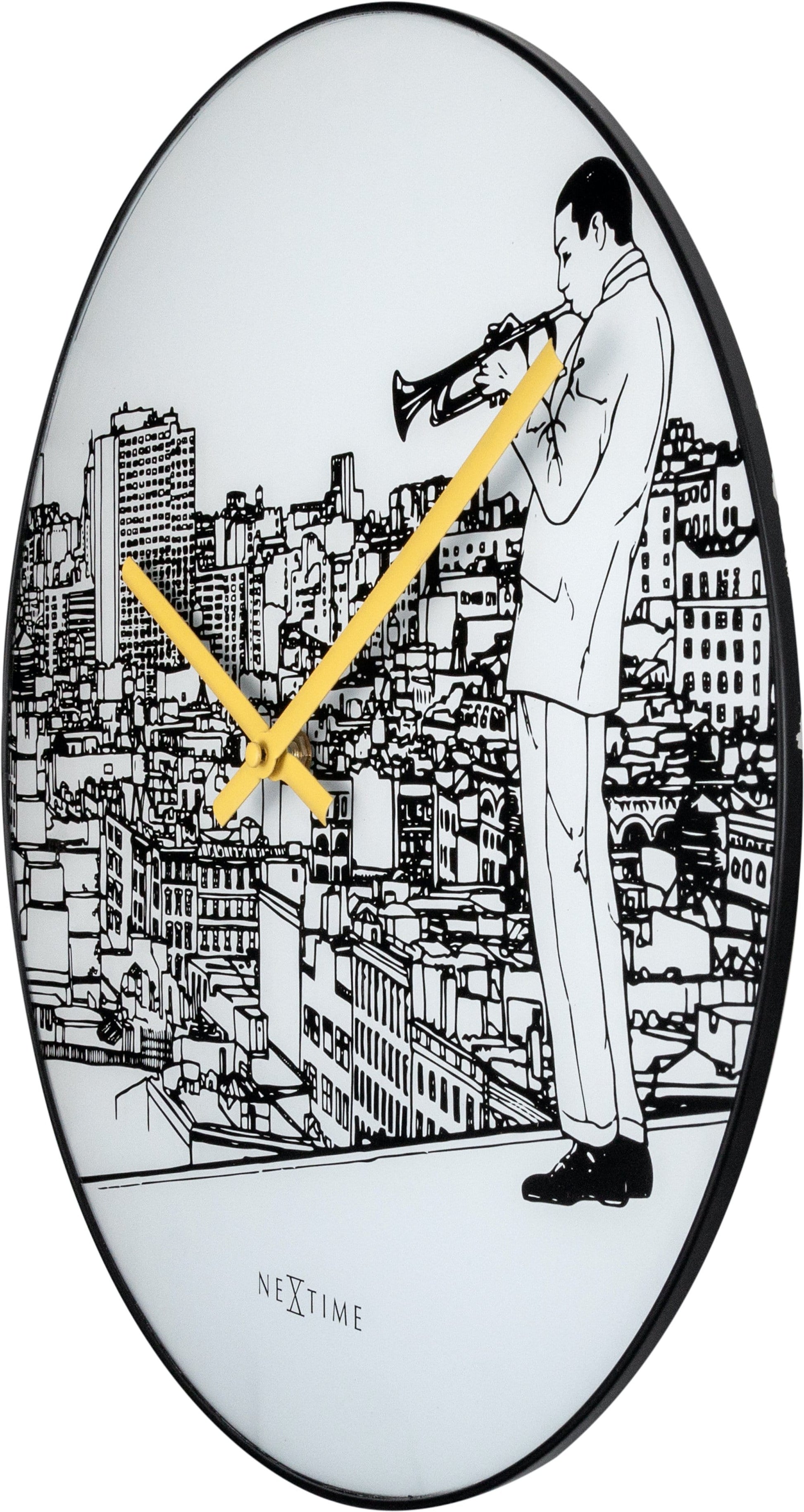 Een ronde wandklok met zwart-wit stadsillustratie en een muzikant met trompet. Geel wijzerplaat en zwarte kader, ideaal voor een moderne woonkamer of kantoordecoratie.
