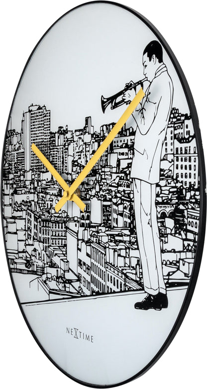 Een ronde wandklok met zwart-wit stadsillustratie en een muzikant met trompet. Geel wijzerplaat en zwarte kader, ideaal voor een moderne woonkamer of kantoordecoratie.