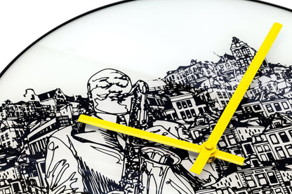Een ronde wandklok met zwart-wit tekening van een saxofonist voor een stadssilhouet, met helder gele wijzers. Geschikt voor woonkamer of kantoordecoratie.