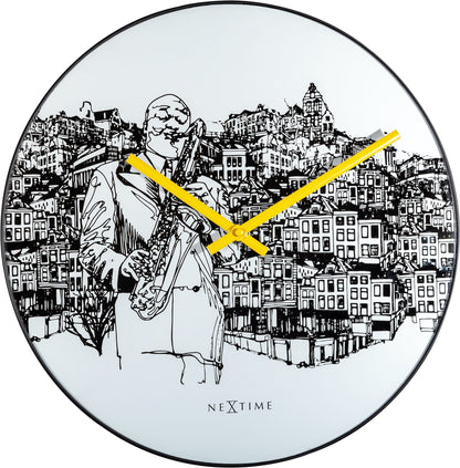 Een ronde wandklok met zwart-wit tekening van een saxofonist voor een stadssilhouet, met helder gele wijzers. Geschikt voor woonkamer of kantoordecoratie.