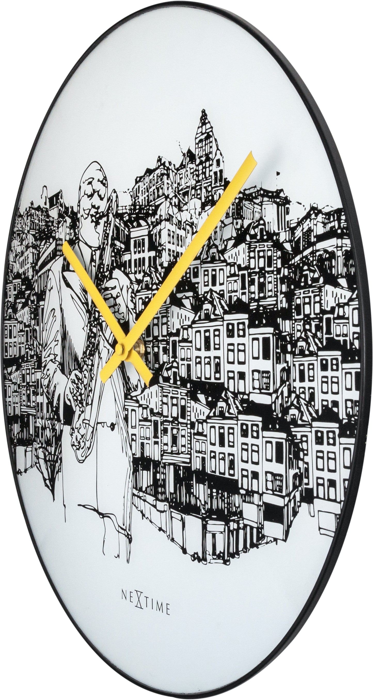 Een ronde wandklok met zwart-wit tekening van een saxofonist voor een stadssilhouet, met opvallende gele wijzers. Geschikt voor woonkamer of kantoordecoratie.