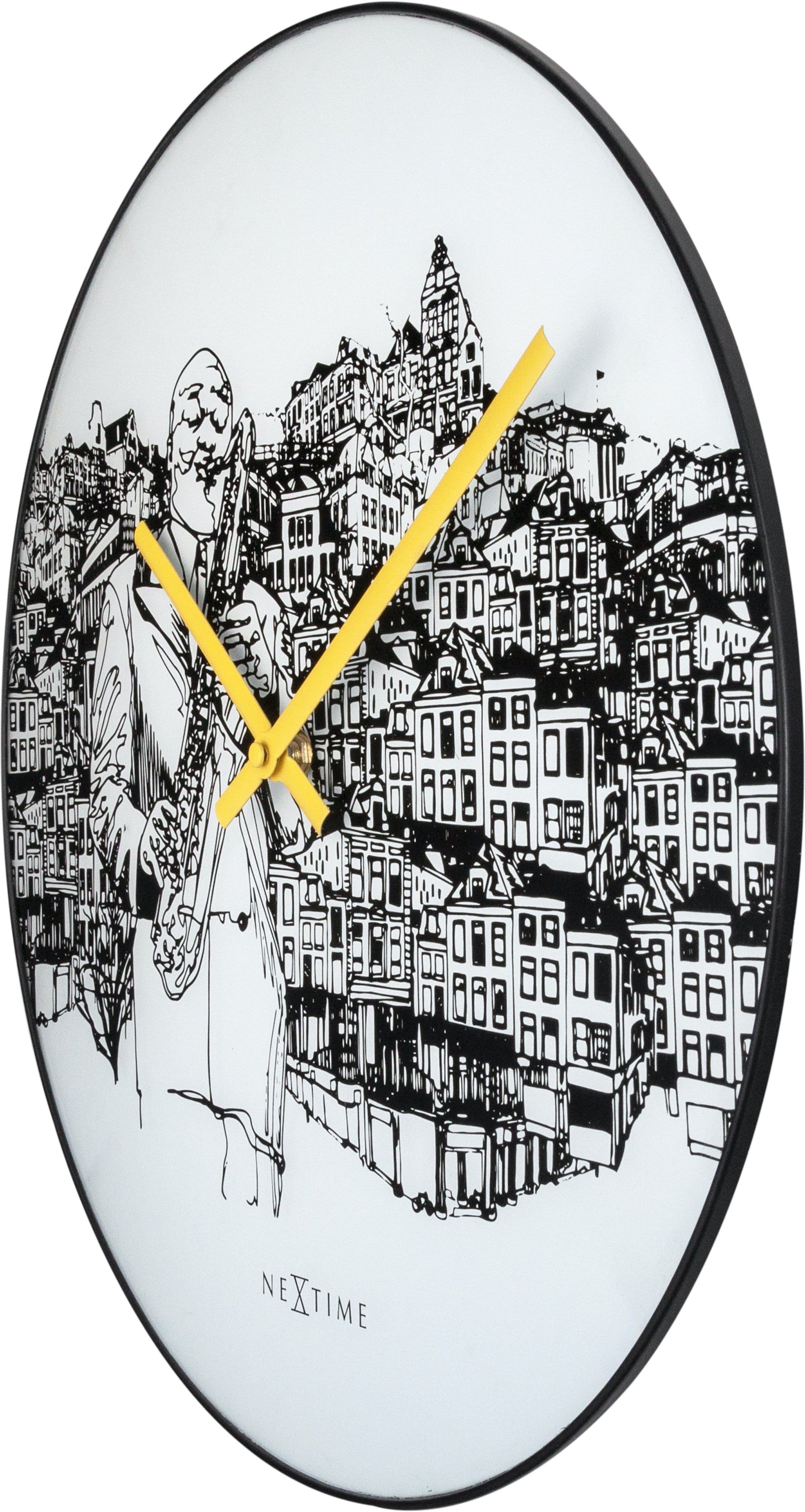 Een ronde wandklok met zwart-wit tekening van een saxofonist voor een stadssilhouet, met opvallende gele wijzers. Geschikt voor woonkamer of kantoordecoratie.