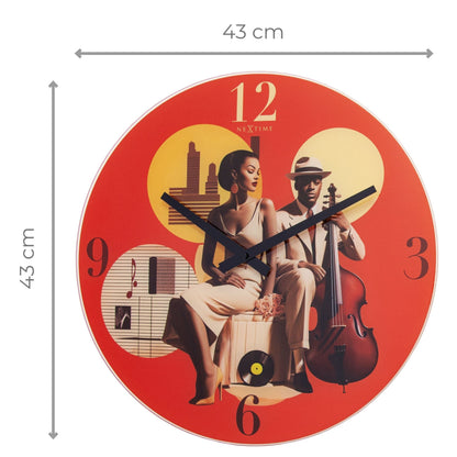 Rode wandklok met vintage jazzillustratie van een vrouw en man met cello, gouden cijfers en muzieknoten. Perfect voor een jazz- of muziekravage in de woonkamer.