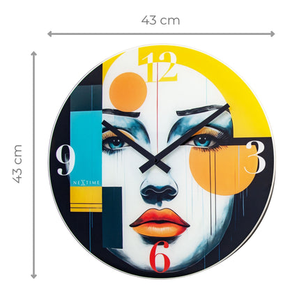 Een kleurrijke wandklok met een abstracte vrouwengezichtsontwerp, waarbij heldere gele, blauwe en oranje accenten de cijfers omringen. De klok heeft zwarte wijzers en is ideaal voor een moderne woonkamer of kantoordecoratie.