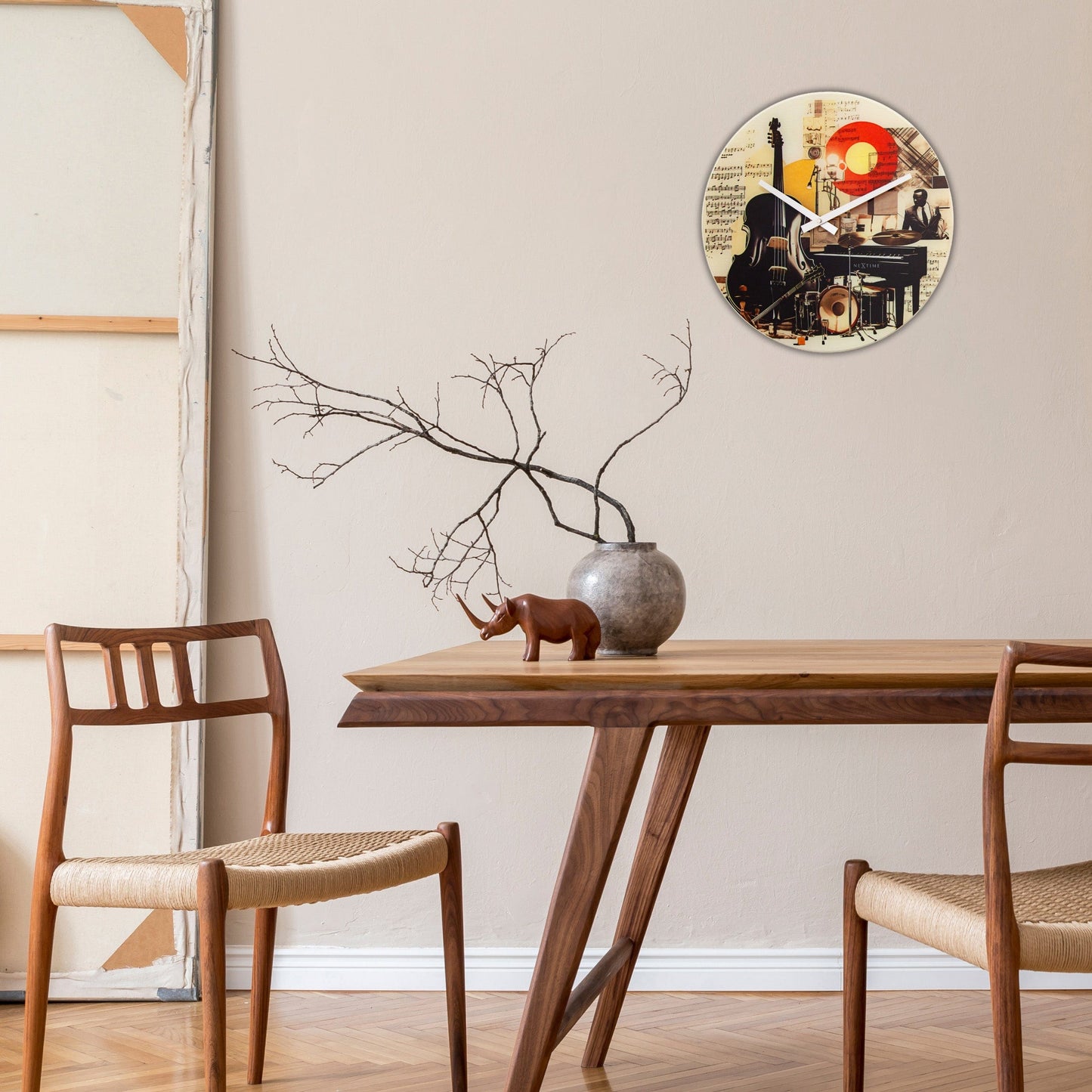 Een ronde wandklok met een kleurrijke collage van muziekinstrumenten, muzieknoten en een jazzmuzikant. Perfect voor een muziekrkamer of studio als decoratief stuk.