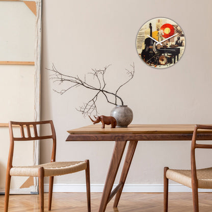 Een ronde wandklok met een kleurrijke collage van muziekinstrumenten, muzieknoten en een jazzmuzikant. Perfect voor een muziekrkamer of studio als decoratief stuk.