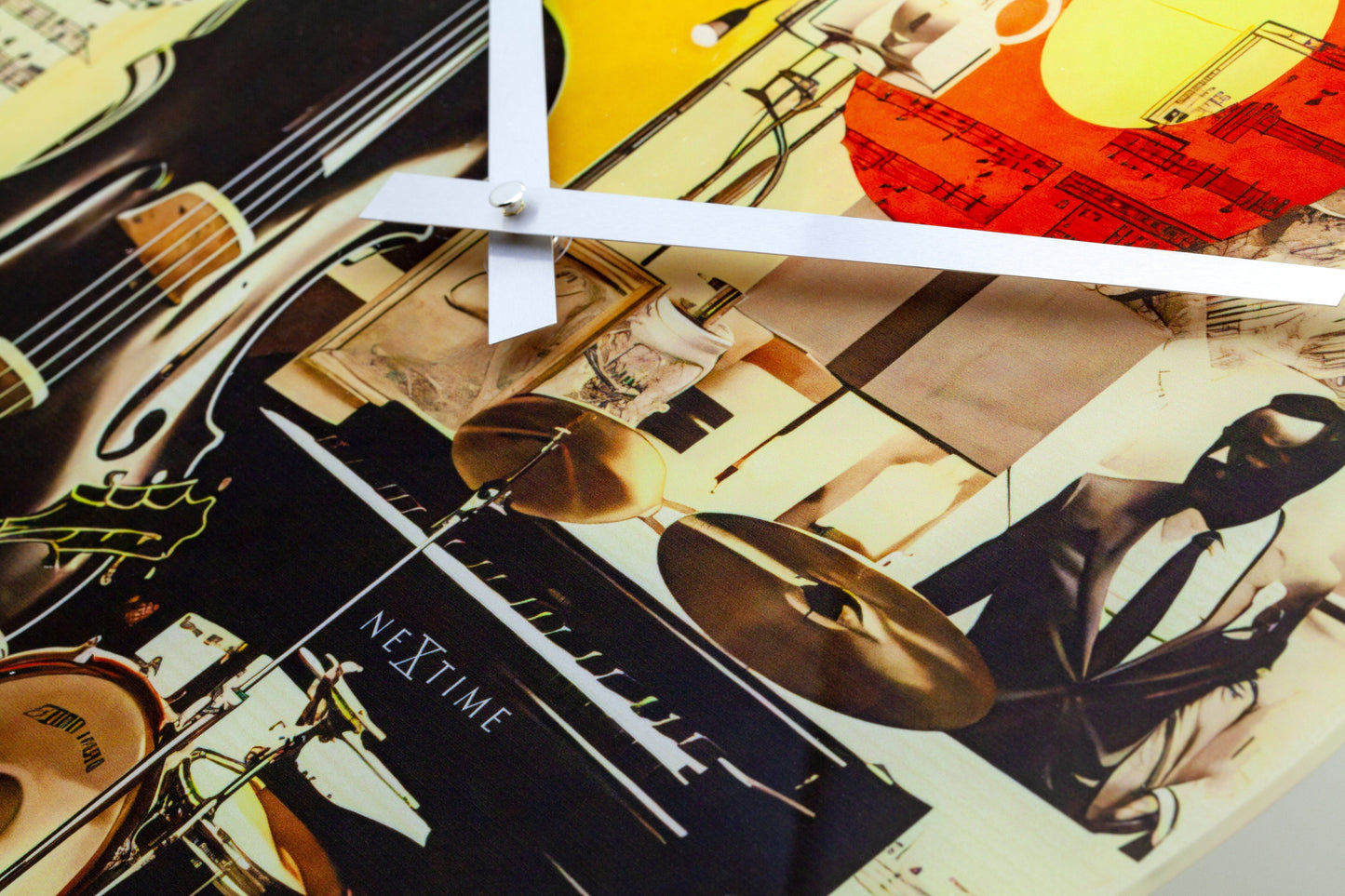 Een ronde wandklok met een kleurrijke collage van muziekinstrumenten, muzieknoten en een jazzmuzikant. Perfect voor een muziekrkamer of studio als decoratief stuk.