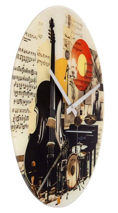 Een ronde wandklok met een kleurrijke collage van muziekinstrumenten, muzieknoten en een rood cirkellogo. Perfect voor een muziekrkamer of studio als decoratief stuk.