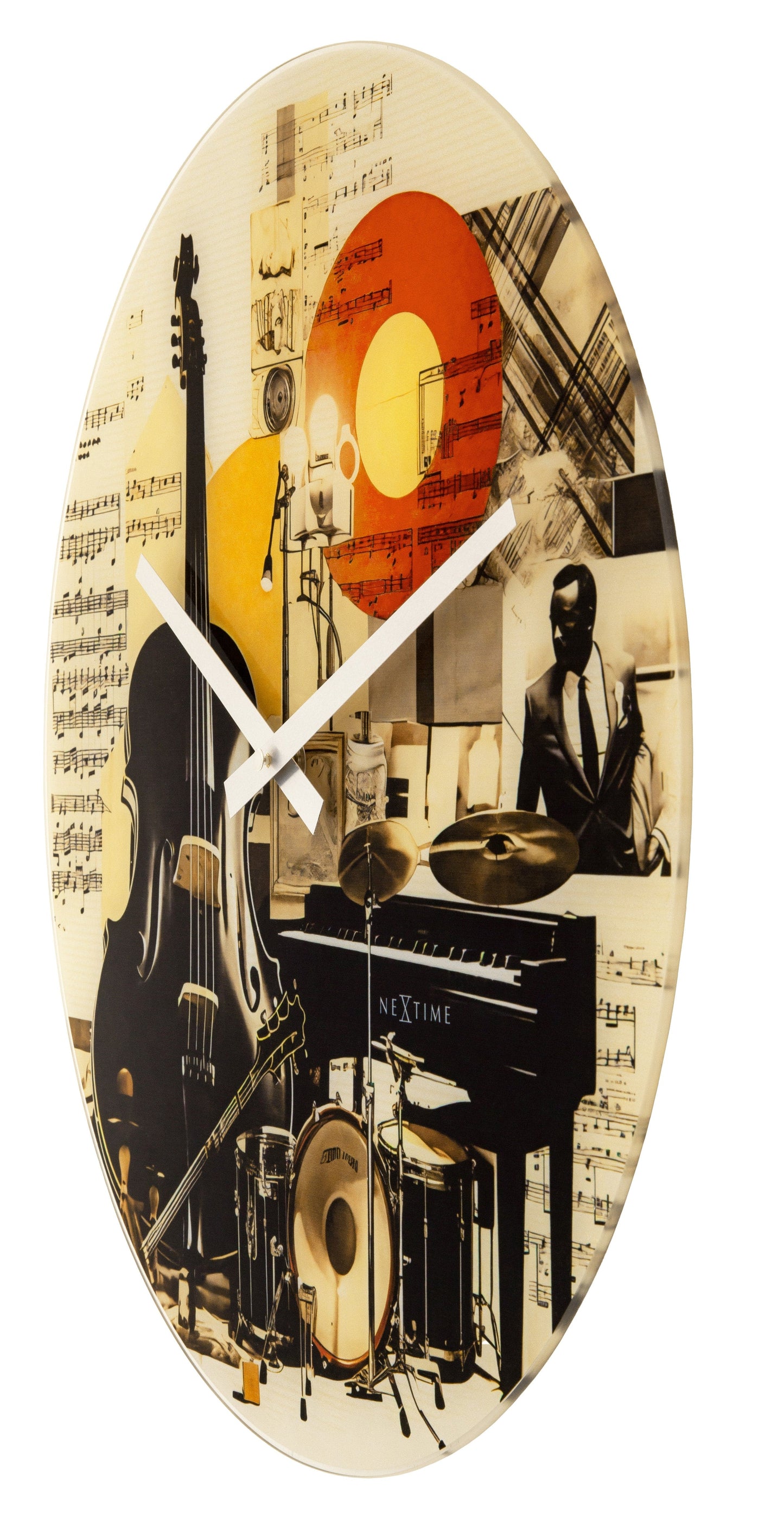 Een ronde wandklok met een kleurrijke collage van muziekinstrumenten, muzieknoten en een jazzmuzikant. Perfect voor een muziekrkamer of studio als decoratief stuk.
