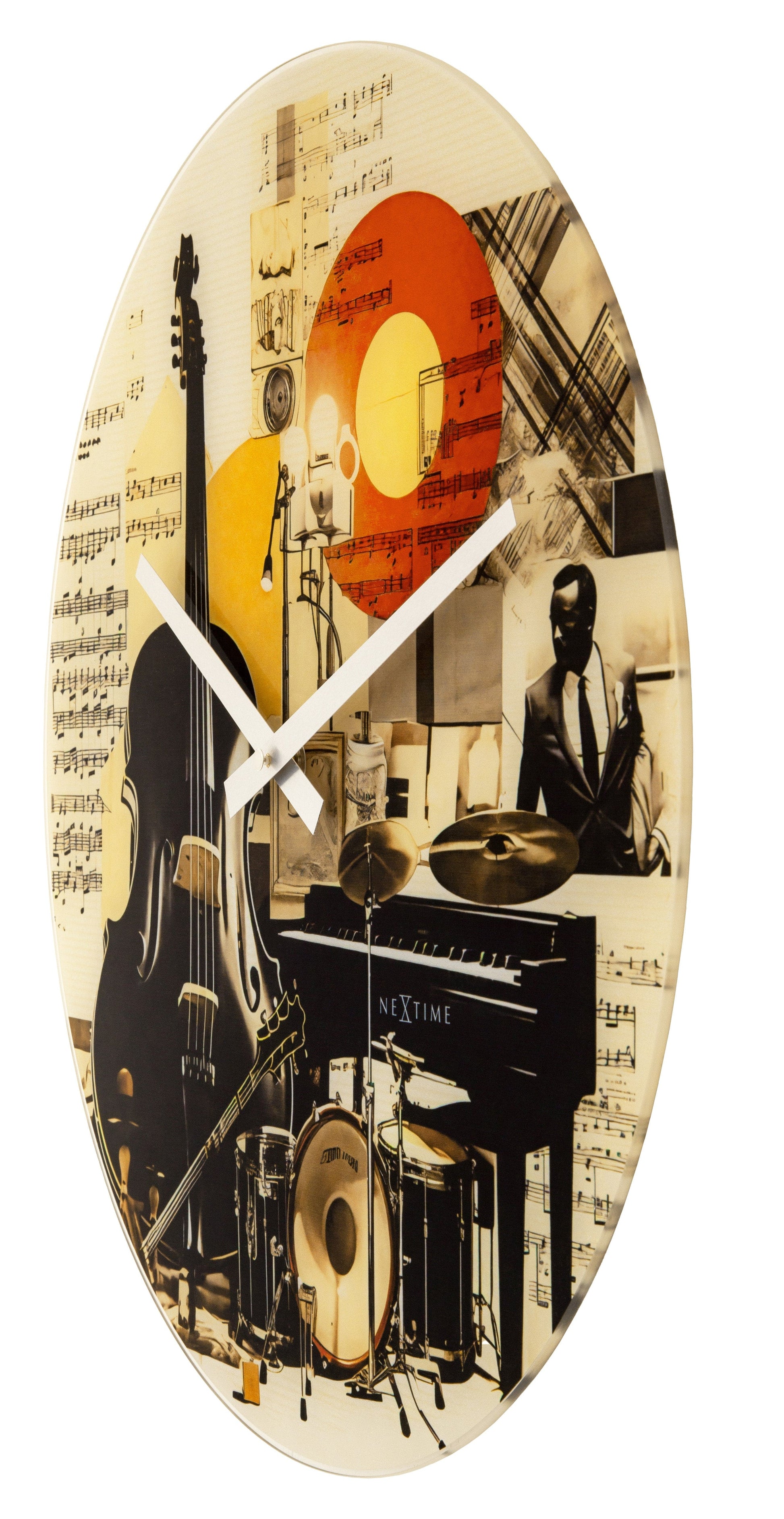 Een ronde wandklok met een kleurrijke collage van muziekinstrumenten, muzieknoten en een jazzmuzikant. Perfect voor een muziekrkamer of studio als decoratief stuk.