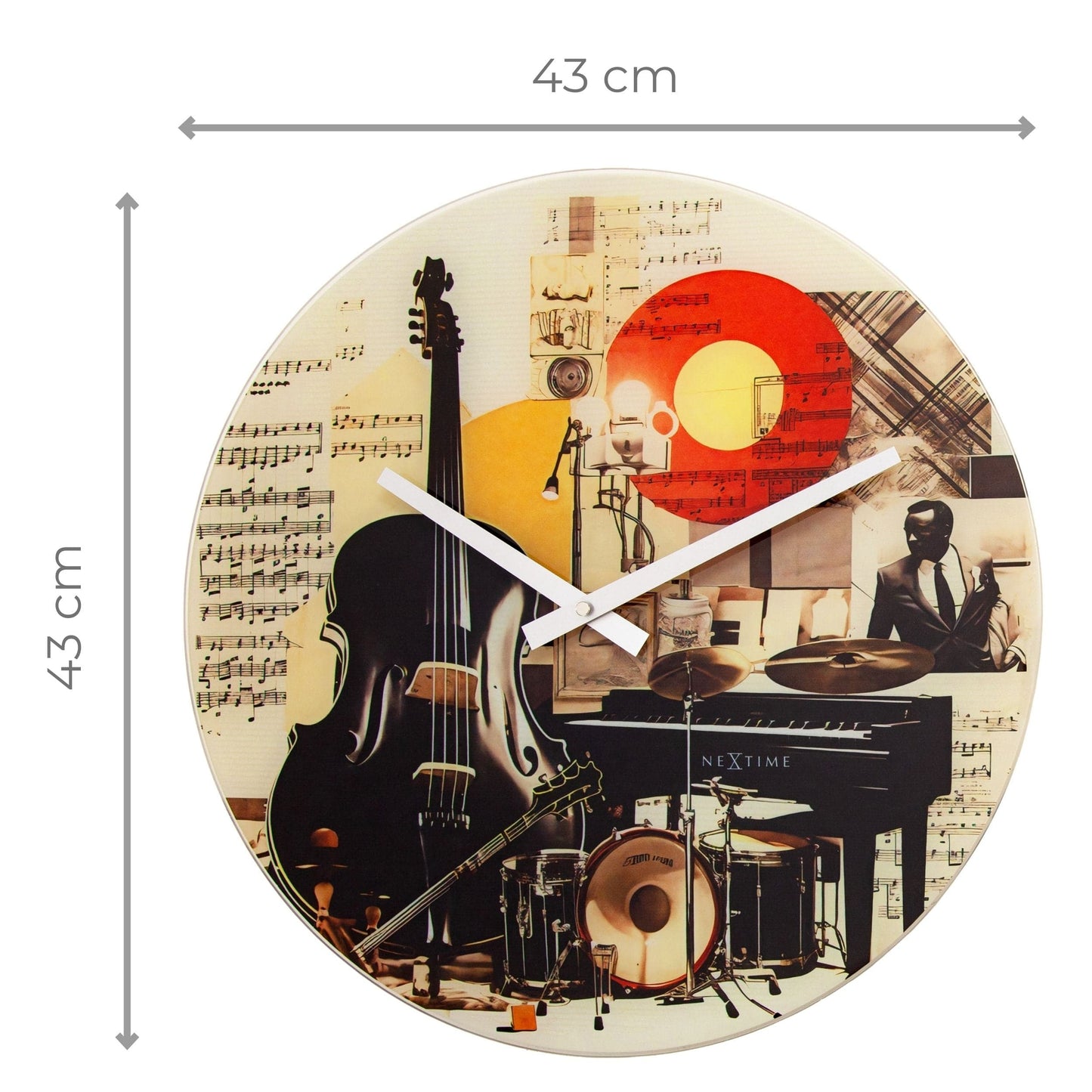 Een ronde wandklok met een kleurrijke collage van muziekinstrumenten, muzieknoten en een piano. Perfect voor een muziekliefhebber of als decoratief stuk in een studio of woonkamer.