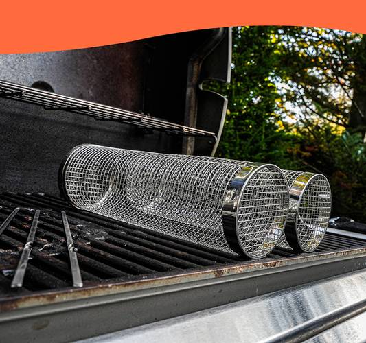 Zilverkleurige, cilindrische roosterbakken van roestvrij staal met handige handgrepen, perfect voor grillen. Inclusief twee metalen vorken voor gemakkelijk hanteren van grotere gerechten.