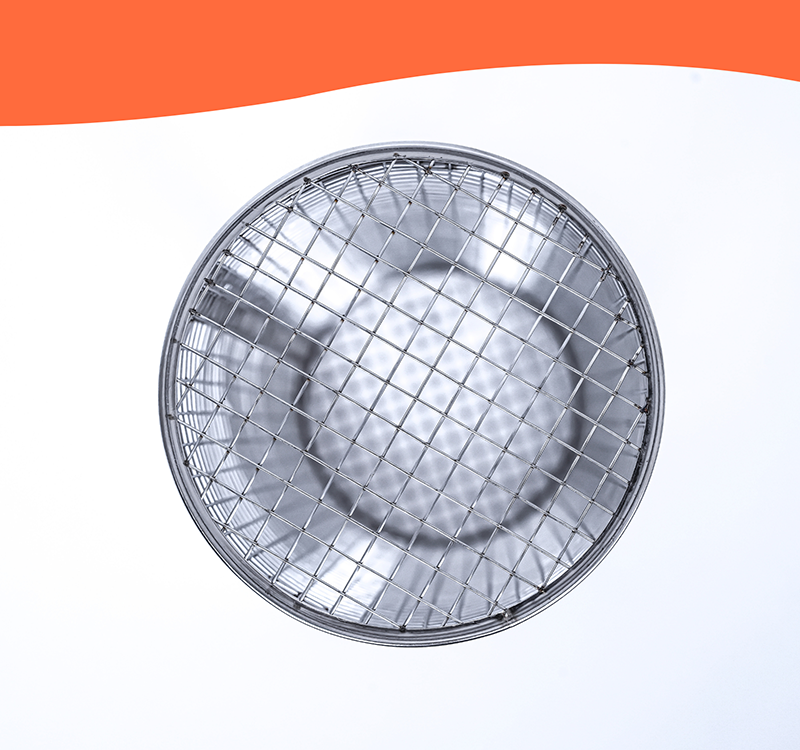 Zilverkleurige, cilindrische roosterbakken van roestvrij staal met handige handgrepen, perfect voor grillen. Inclusief twee metalen vorken voor gemakkelijk hanteren van grotere gerechten.