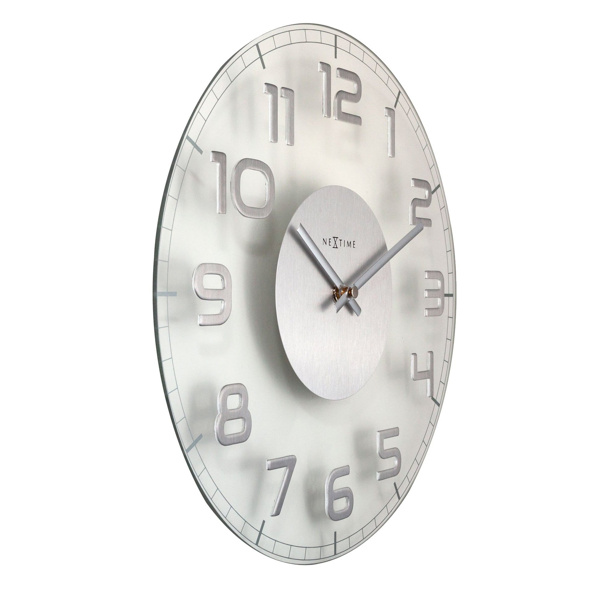 Een zwarte wandklok van Nextime met witte cijfers en een opvallende oranje secondewijzer, ideaal voor moderne interieurs. Geschikt als decoratieve klok voor woonkamer of kantoor.