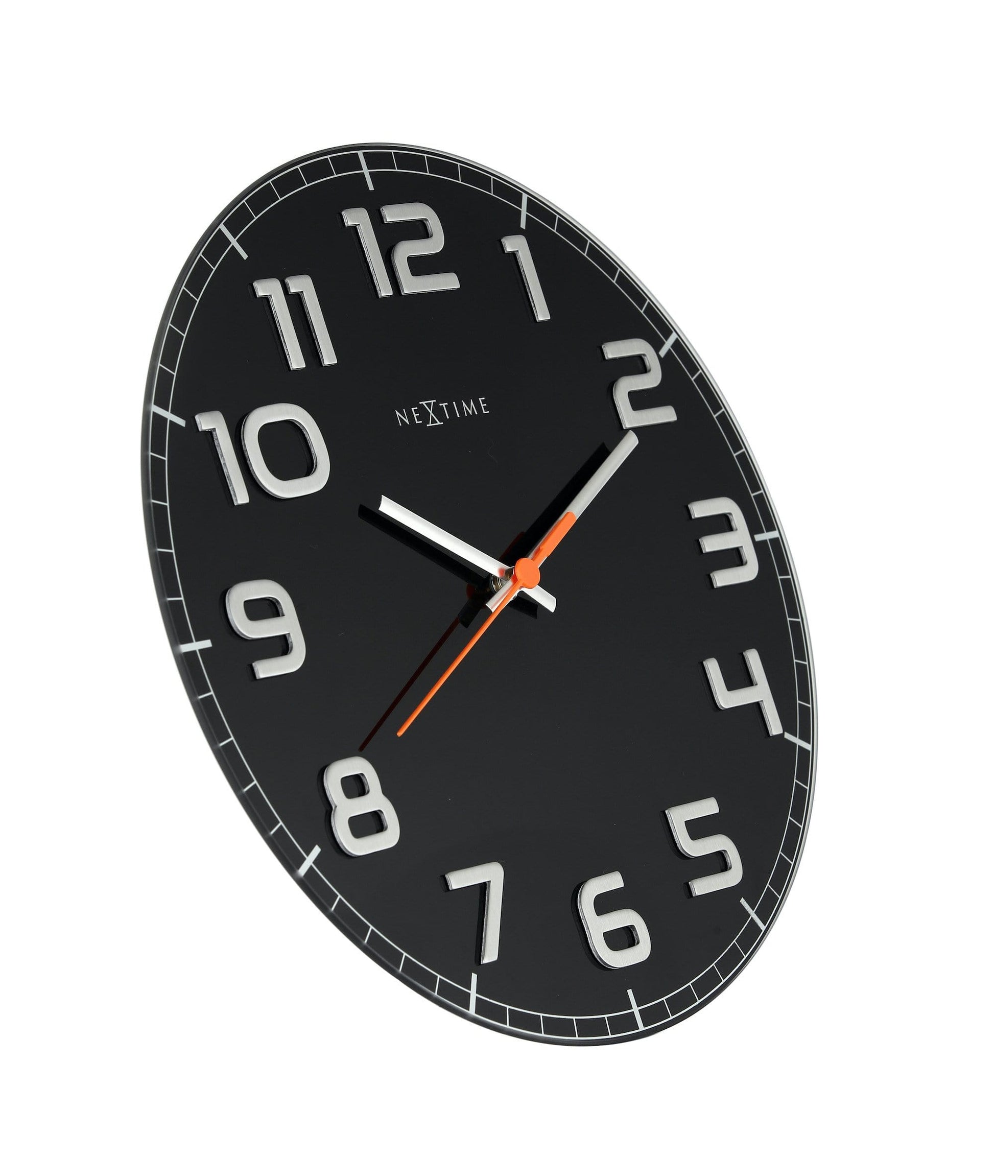 Een zwarte wandklok van het merk Nextime met witte cijfers en een opvallende oranje secondewijzer. Geschikt voor moderne interieurs en als decoratief element in woon- of kantoorruimtes.