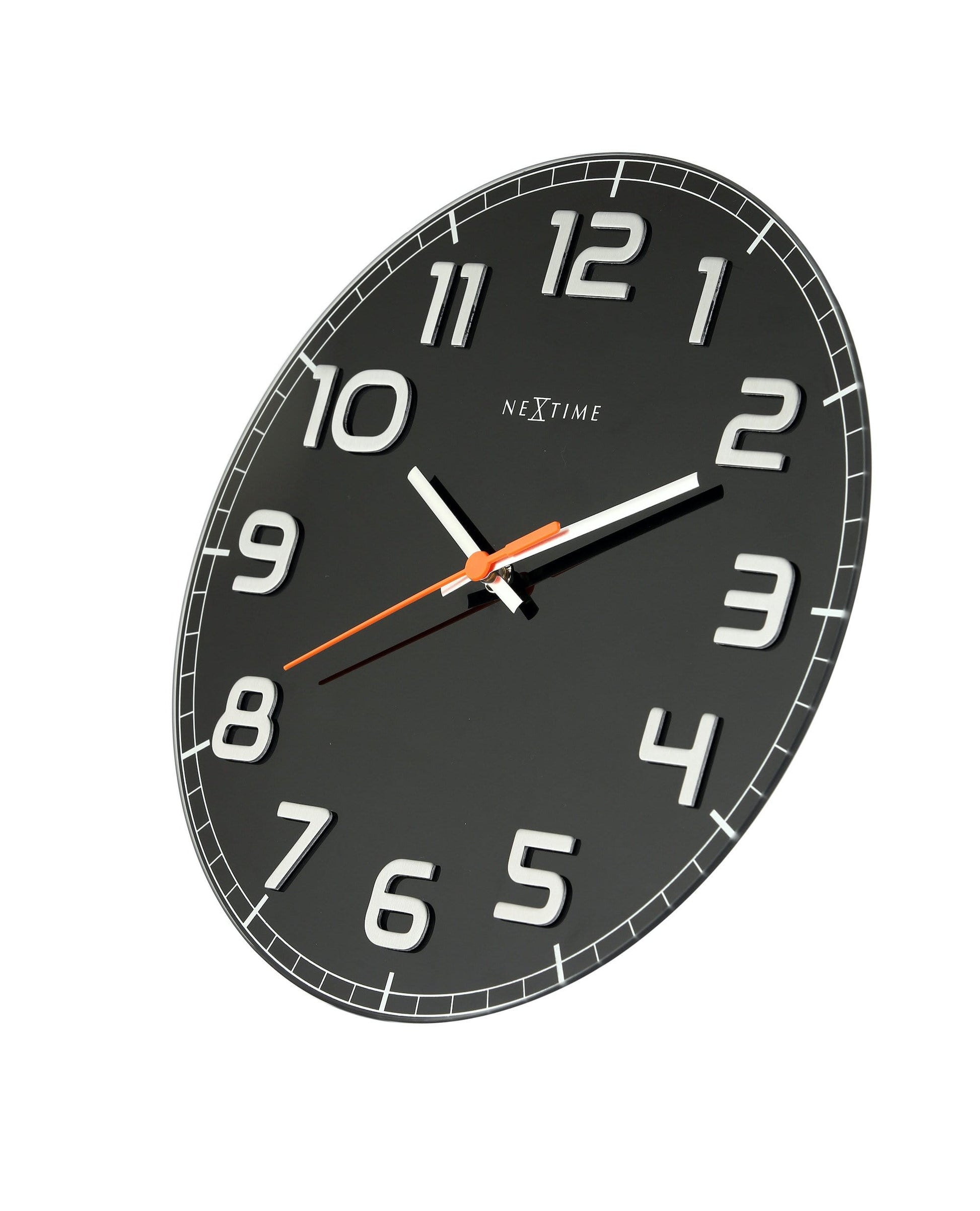 Een zwarte wandklok van Nextime met witte cijfers en een opvallende oranje secondewijzer, ideaal voor moderne interieurs. Geschikt als decoratieve klok voor woonkamer of kantoor.