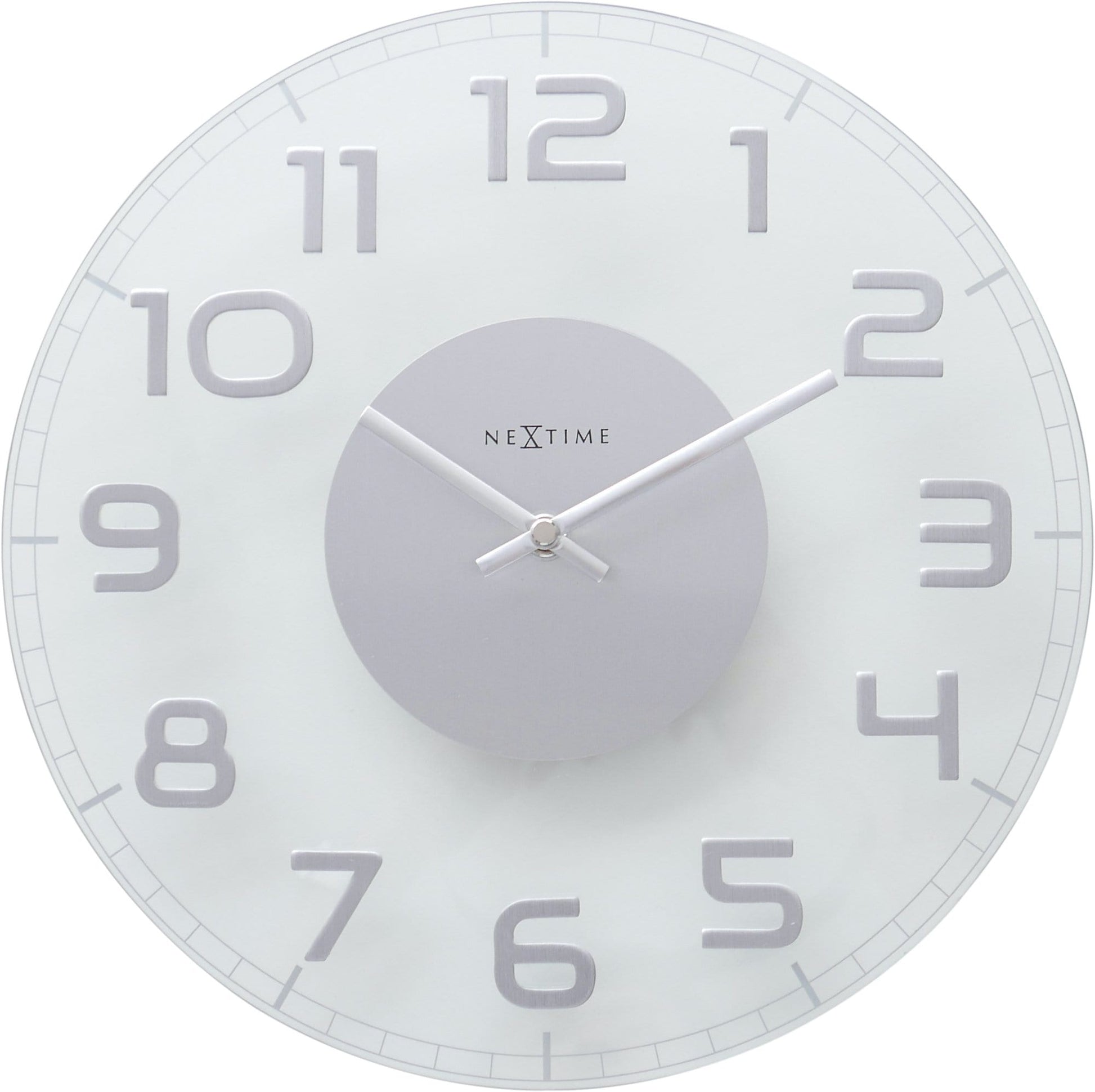 Een zwarte wandklok van Nextime met witte cijfers en een opvallende oranje secondewijzer, ideaal voor moderne interieurs. Geschikt voor woonkamer of kantoordecoratie met minimalistische stijl.