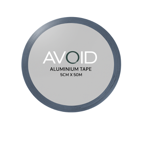 Zilverkleurige rol van Avoid aluminium tape, 5 cm breed en 50 meter lang, met duidelijke witte en groene merknaam op de bovenkant. Geschikt voor reparaties en isolatie in huis en garage.