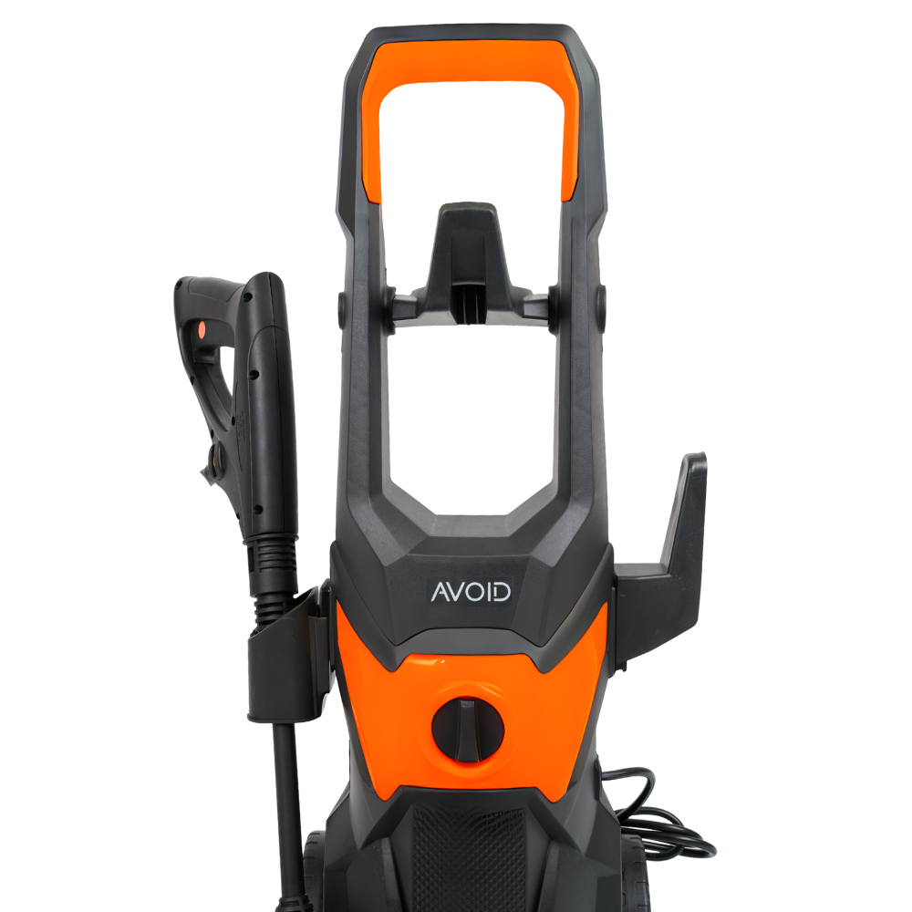 Een moderne, zwarte en oranje waterstraler met wielen, geschikt voor het reinigen van terrassen en auto’s. Zichtbaar kabel, handvat en waterinlaat voor efficiënte buitenreiniging.