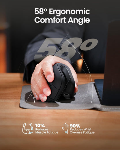 Een zwarte, ergonomische draadloze mouse met oranje accenten en een comfortabele vorm voor langdurig gebruik. Geschikt voor gaming en kantoorwerk met een moderne, matte afwerking.