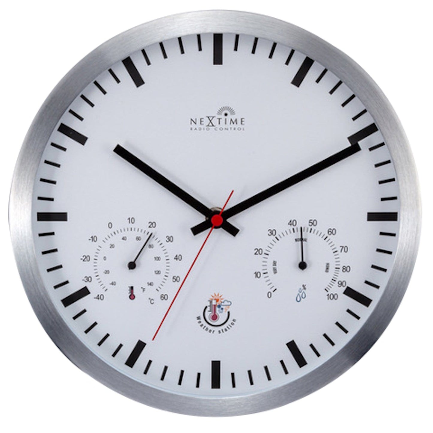 Een zilveren, ronde wekker met witte wijzerplaat en zwarte wijzers. Het toont temperatuur, vochtigheid en weer voorziening, ideaal voor een moderne kamer of kantoor.