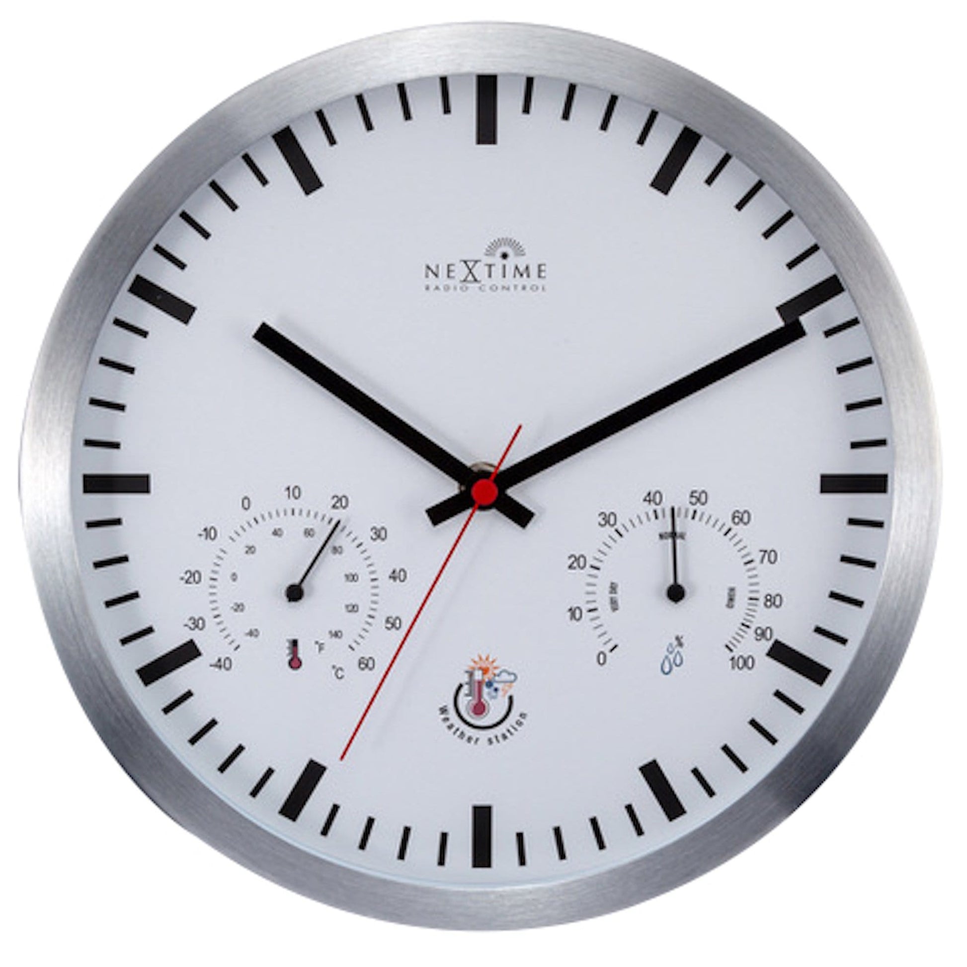 Een zilveren, ronde wekker met witte wijzerplaat en zwarte wijzers. Het toont temperatuur, vochtigheid en weer voorziening, ideaal voor een moderne kamer of kantoor.