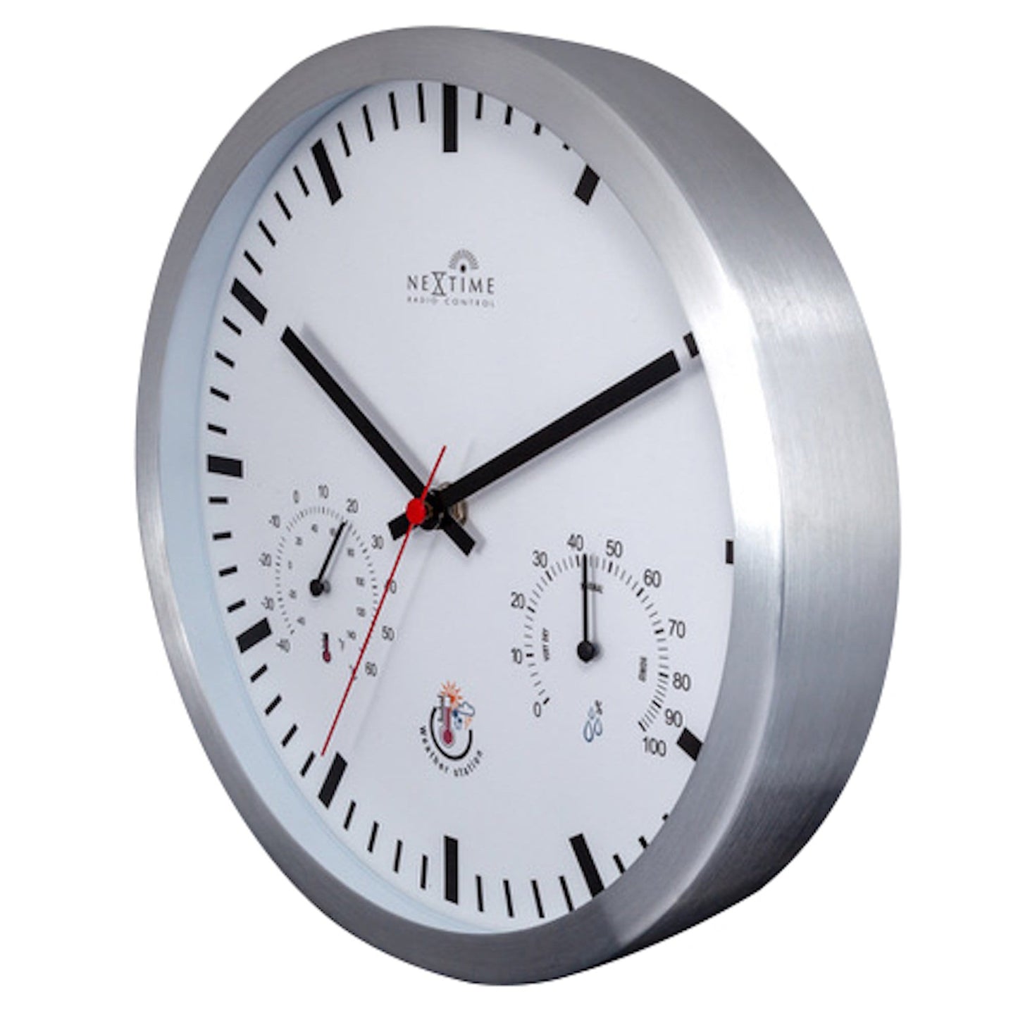 Een zilveren, ronde weersklok van Nextime met witte wijzerplaat en zwarte wijzers. Toont temperatuur, vochtigheid en weericonen voor thuisgebruik.