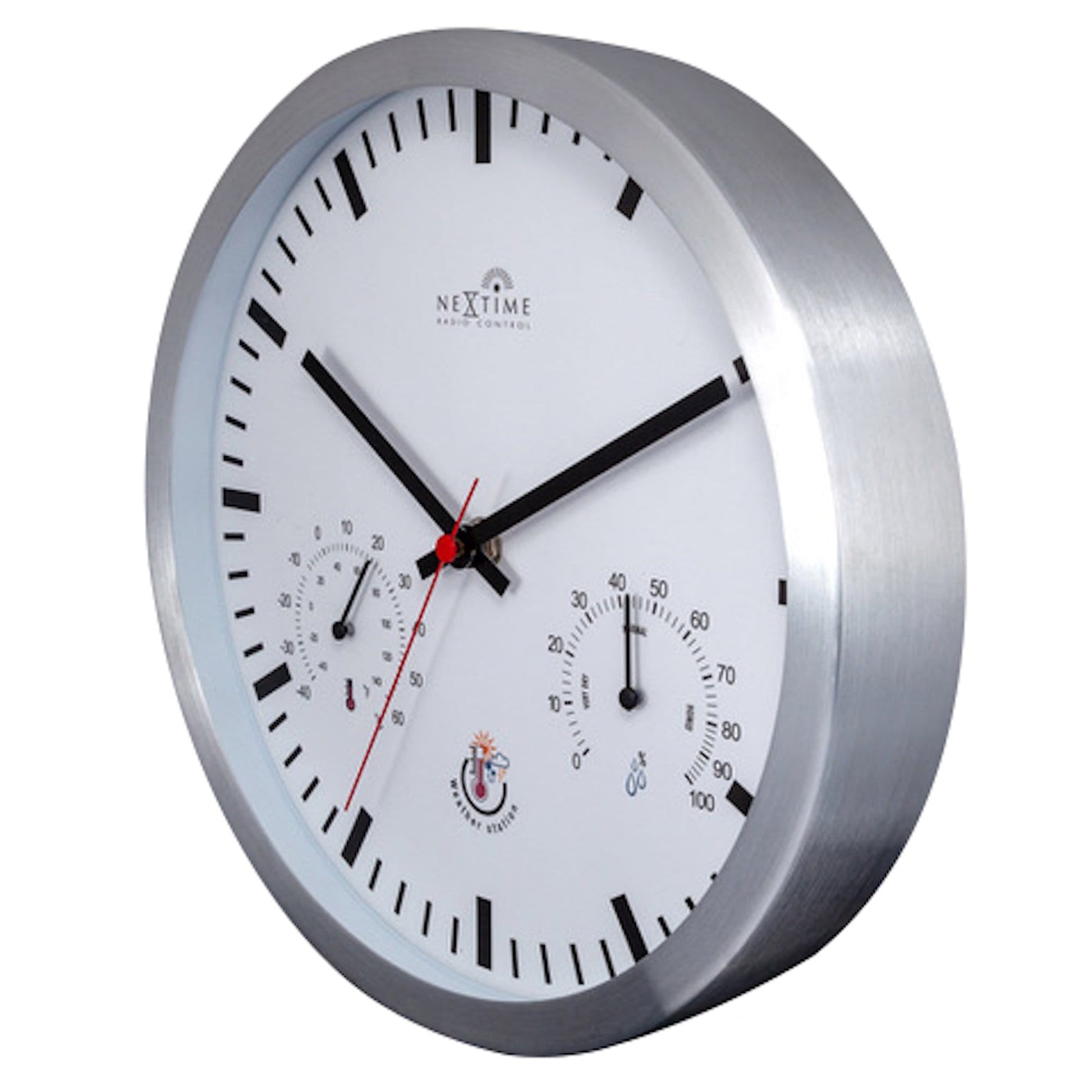 Een zilveren, ronde weersklok van Nextime met witte wijzerplaat en zwarte wijzers. Toont temperatuur, vochtigheid en weericonen voor thuisgebruik.