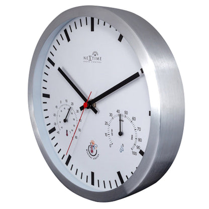 Een zilveren, ronde weersklok van Nextime met witte wijzerplaat en zwarte wijzers. Toont temperatuur, vochtigheid en weericonen voor thuisgebruik.