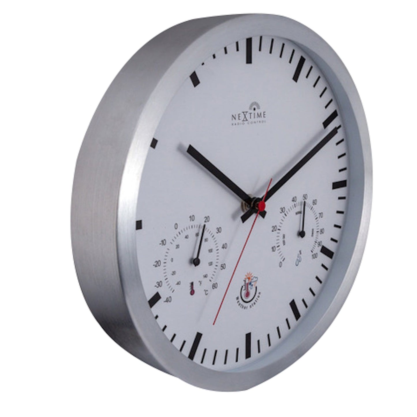 Een zilverkleurige, ronde Nextime radio-gecontroleerde weerklok met witte wijzerplaat en zwarte wijzers. Toont temperatuur, vochtigheid en weericonen voor thuisgebruik.