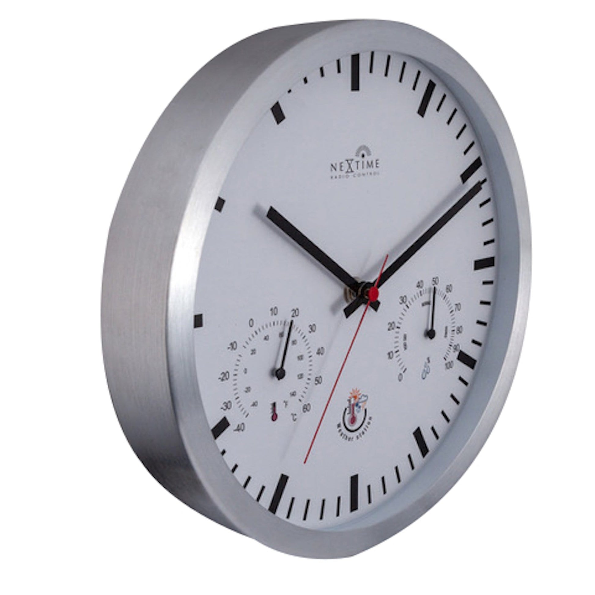 Een zilverkleurige, ronde Nextime radio-gecontroleerde weerklok met witte wijzerplaat en zwarte wijzers. Toont temperatuur, vochtigheid en weericonen voor thuisgebruik.