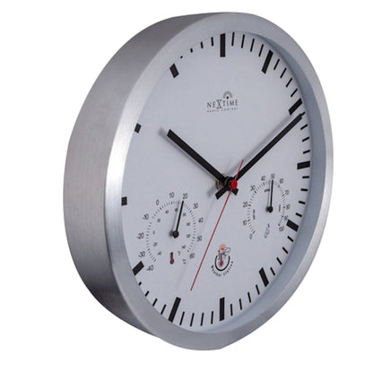 Een zilverkleurige, ronde Nextime radio-gecontroleerde weerklok met witte wijzerplaat en zwarte wijzers. Toont temperatuur, vochtigheid en weericonen voor thuisgebruik.