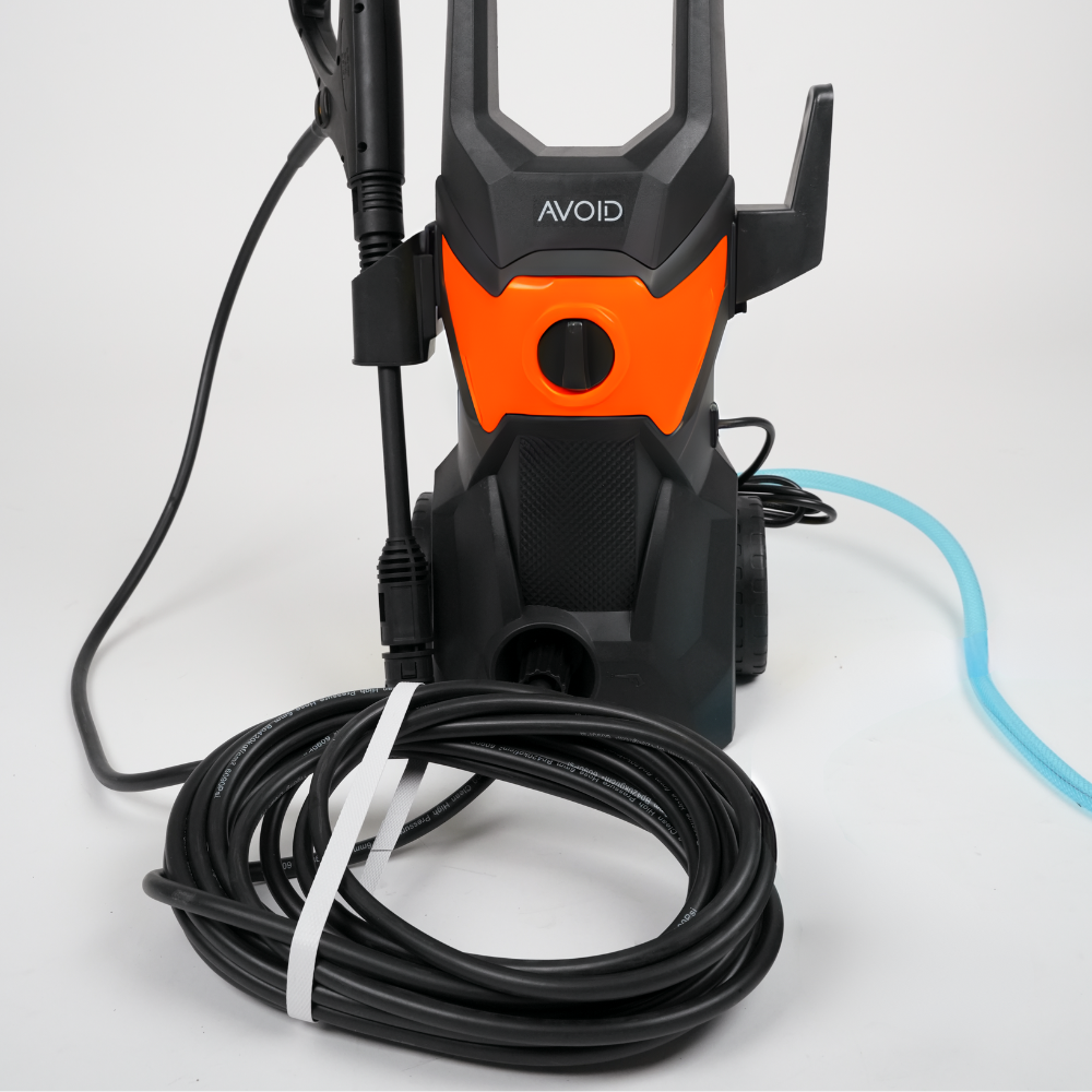 Een moderne, zwarte en oranje waterstraler met wielen, geschikt voor het reinigen van terrassen en auto’s. Zichtbaar kabel, handgreep en waterinlaat voor efficiënte buitenreiniging.
