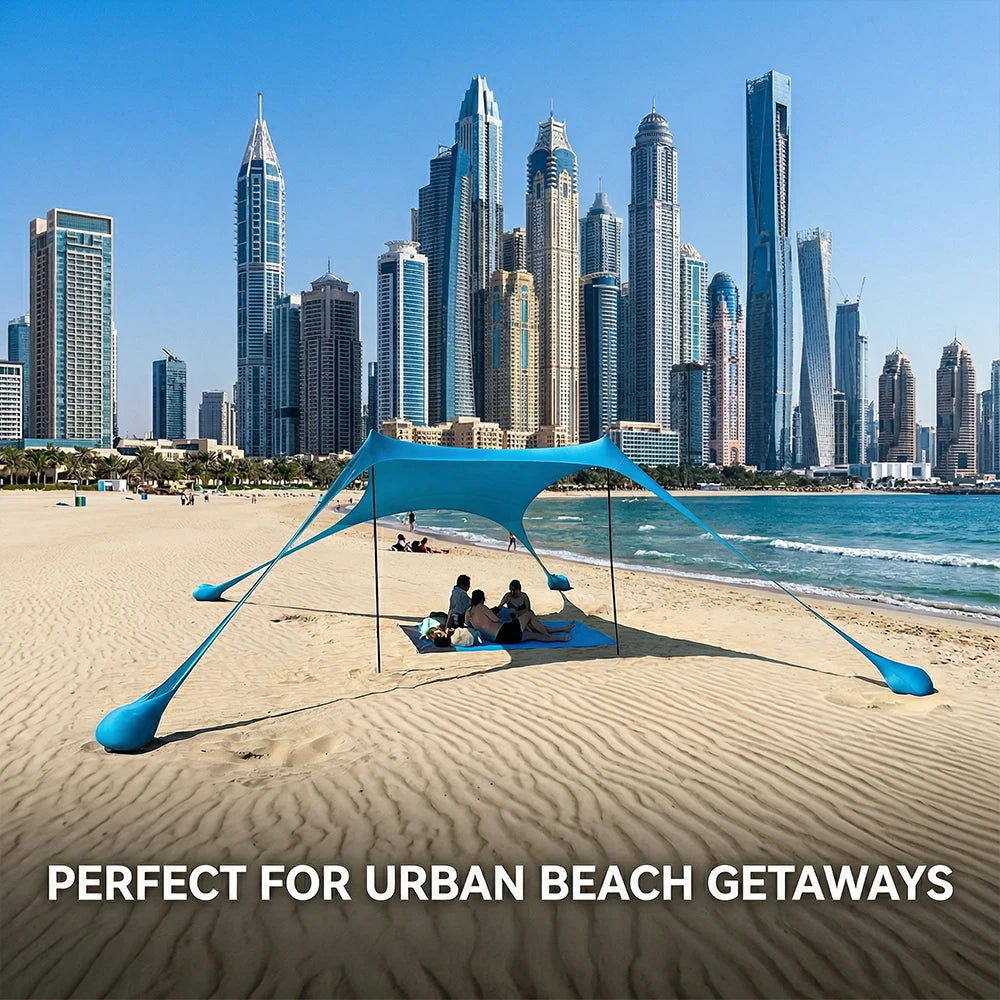 Blauwe strandparasol met opvouwbare stokken biedt schaduw aan vier mensen op een kleurrijke dekzeil, voorzien van een koelbox en strandaccessoires, pe