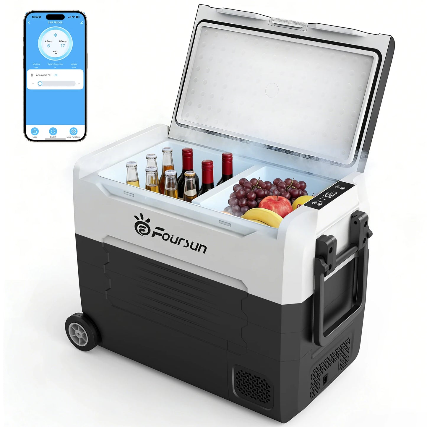 Een zwarte, draagbare koelbox met digitale display en touchscreen, gevuld met drankjes en fruit, geschikt voor kampeer- en feestgebruik. Het apparaat 