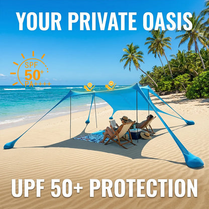 Blauwe strandparasol met opvouwbare stokken biedt schaduw aan vier mensen op een kleurrijke dekzeil, voorzien van een koelbox en strandaccessoires, pe