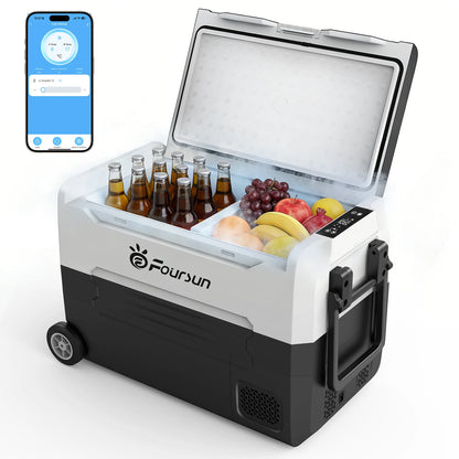 Een zwarte, draagbare koelbox met digitale display en touchscreen, gevuld met drankjes en fruit, geschikt voor kampeer- en feestgebruik. - Foto 9