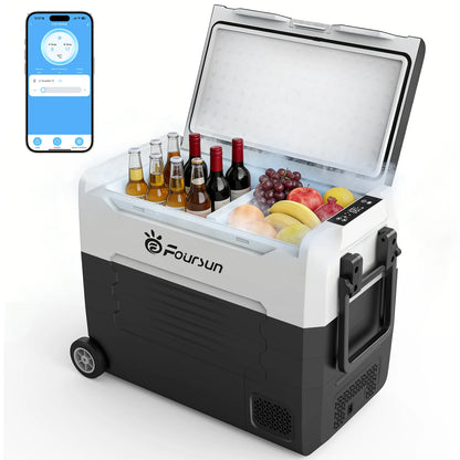 Een zwarte, draagbare koelbox met digitale display en touchscreen, gevuld met frisdrankflessen, een watermeloen en druiven, ideaal voor kampeer- en fe