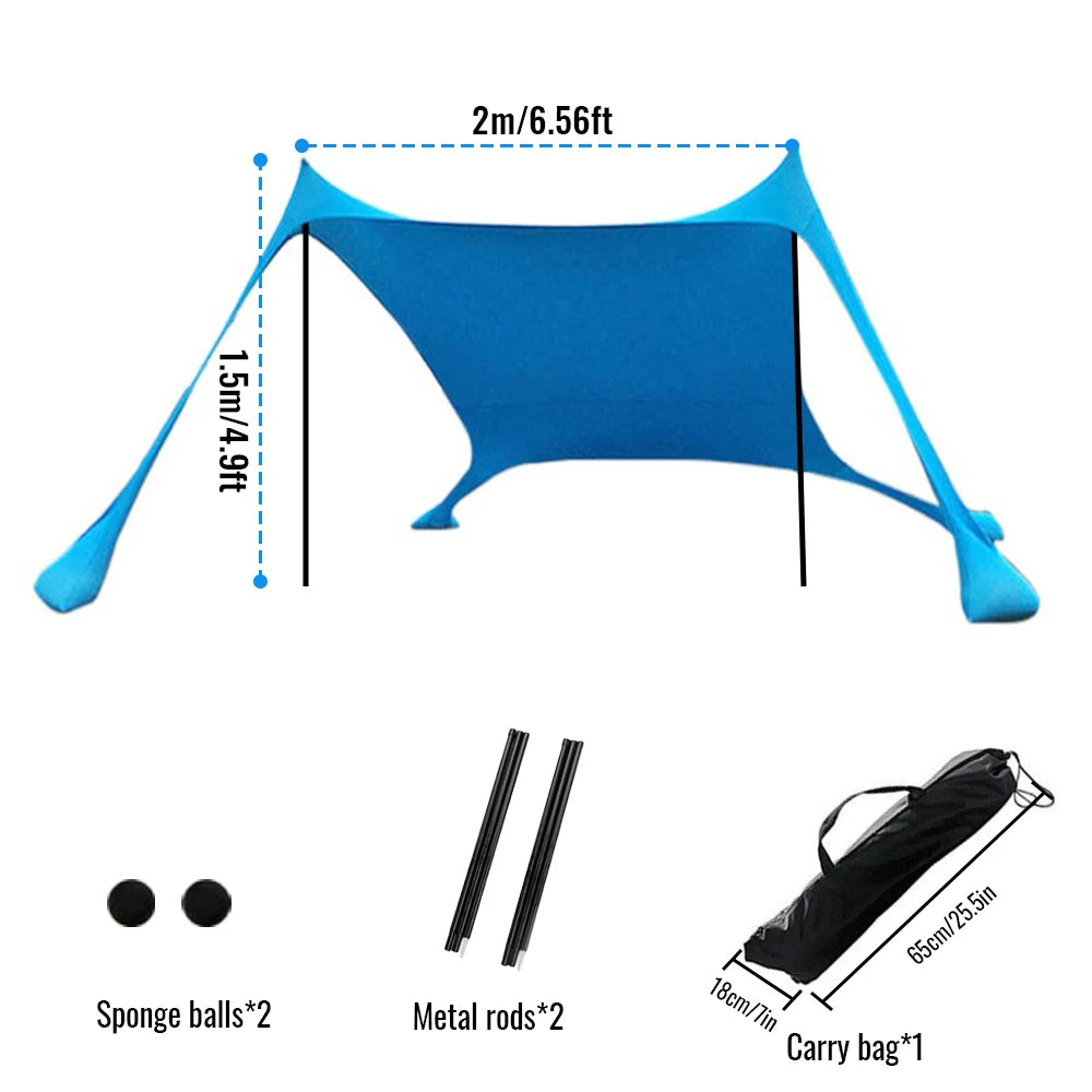 Blauwe strandparasol met opvouwbare stokken biedt schaduw aan vier mensen op een kleurrijke deken, voorzien van een koelbox en strandaccessoires, perf