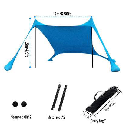 Blauwe zonnescherm tent op het strand, met vier personen die genieten van de zon. Grote, lichtblauwe tent biedt schaduw voor strandvermaak en zonbesch