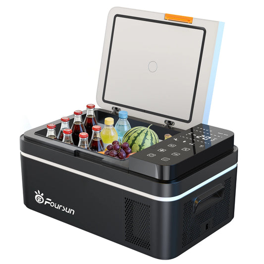 Een zwarte, draagbare koelbox met digitale display en touchscreen, gevuld met frisdrankflessen, een watermeloen en druiven, geschikt voor kampeer- en 